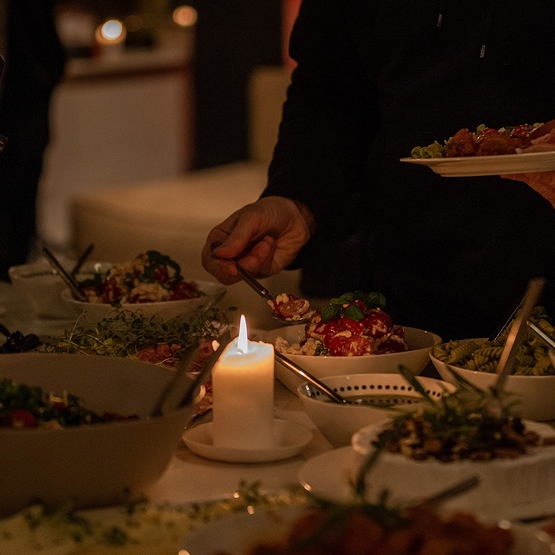 Buffet med møtemat og levende lys