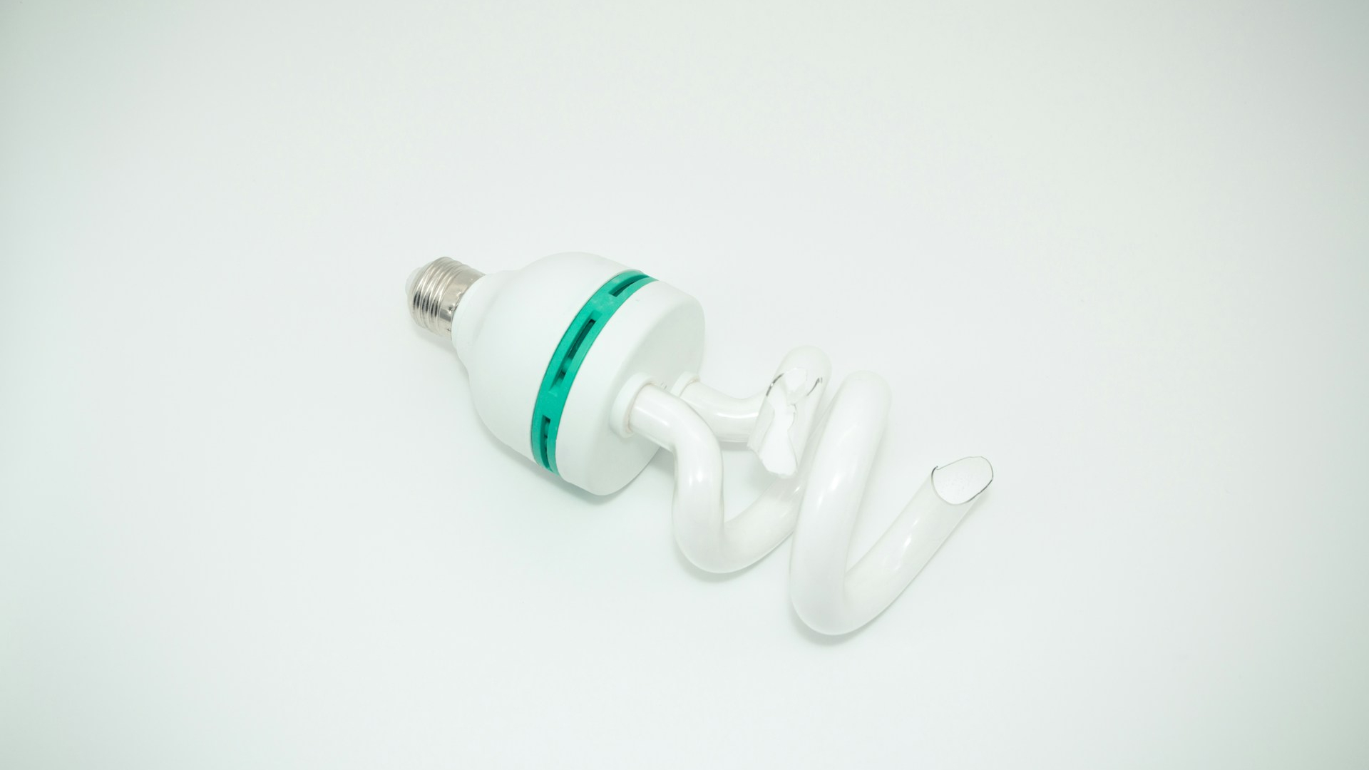 How to dispose of light bulbs the right way at home