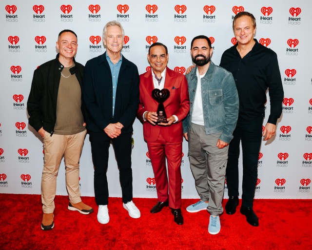 Gilberto Santa Rosa Receives iHeartRadio Corazón Latino Award in Miami