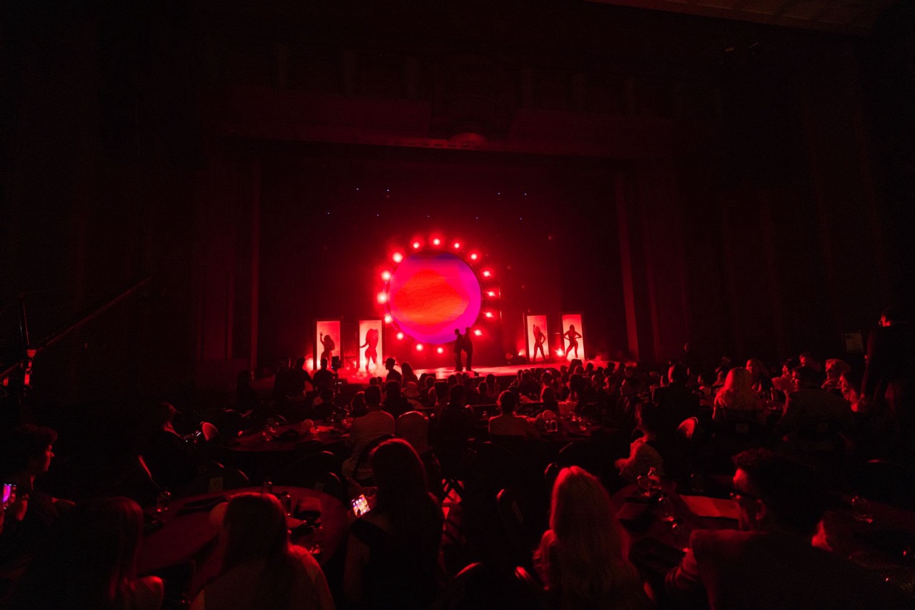 Tiago PZK triumphs and electrifies with 'LuXxX' at the Rolling Stone En Español Awards.