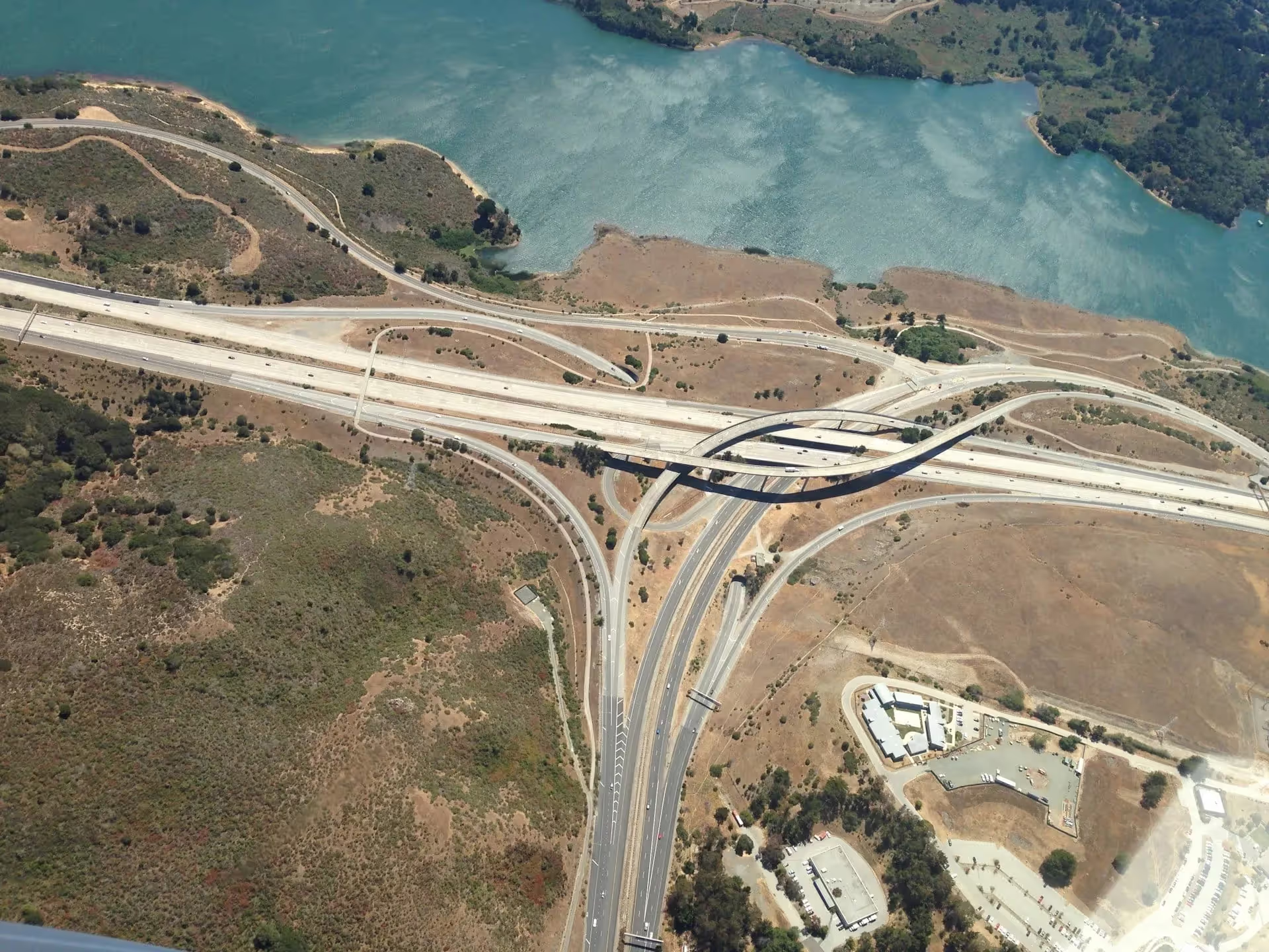 Bild eines Autobahnkreuzes von oben