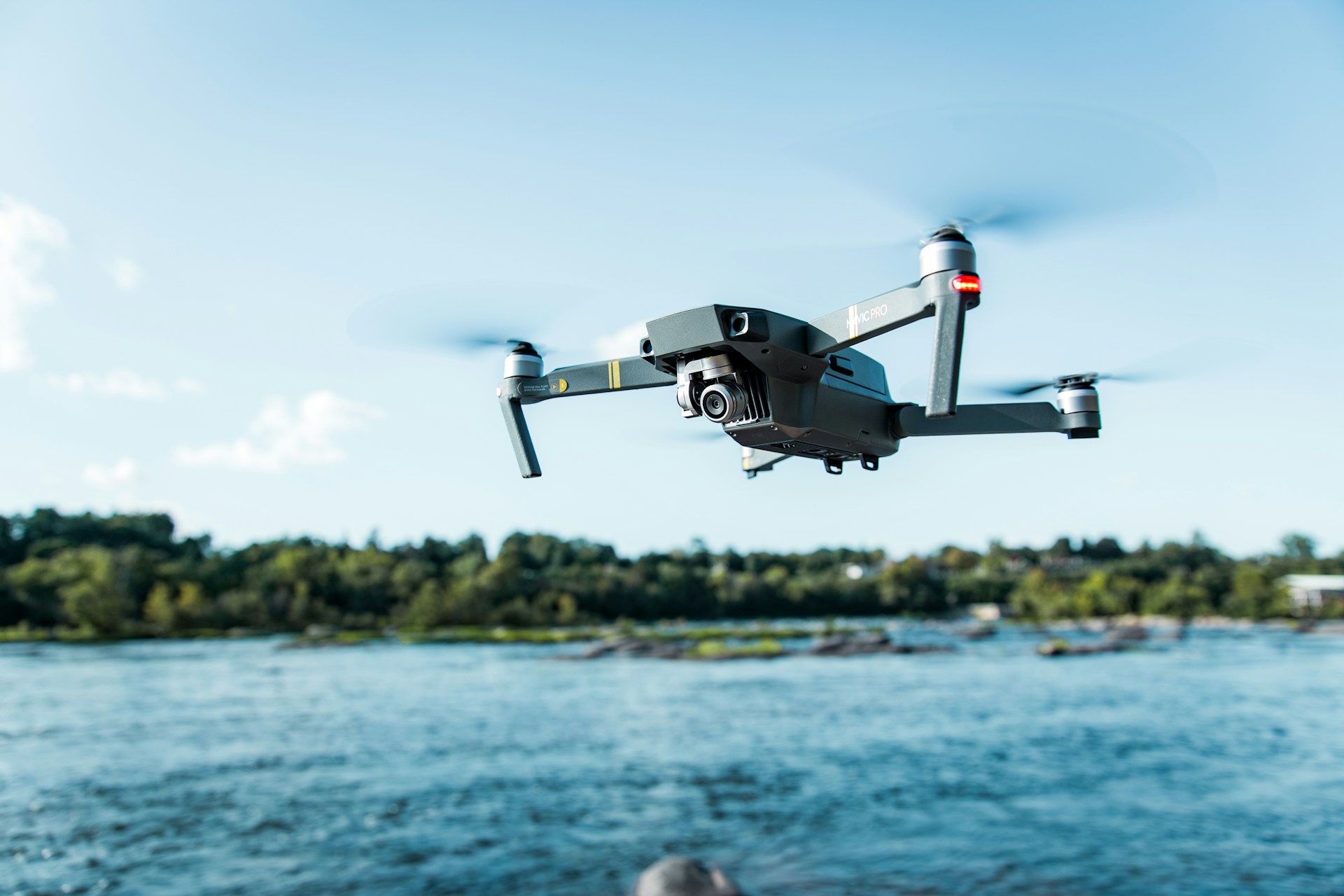 Bild einer Drohne beim Flug über einen Wasserkörper