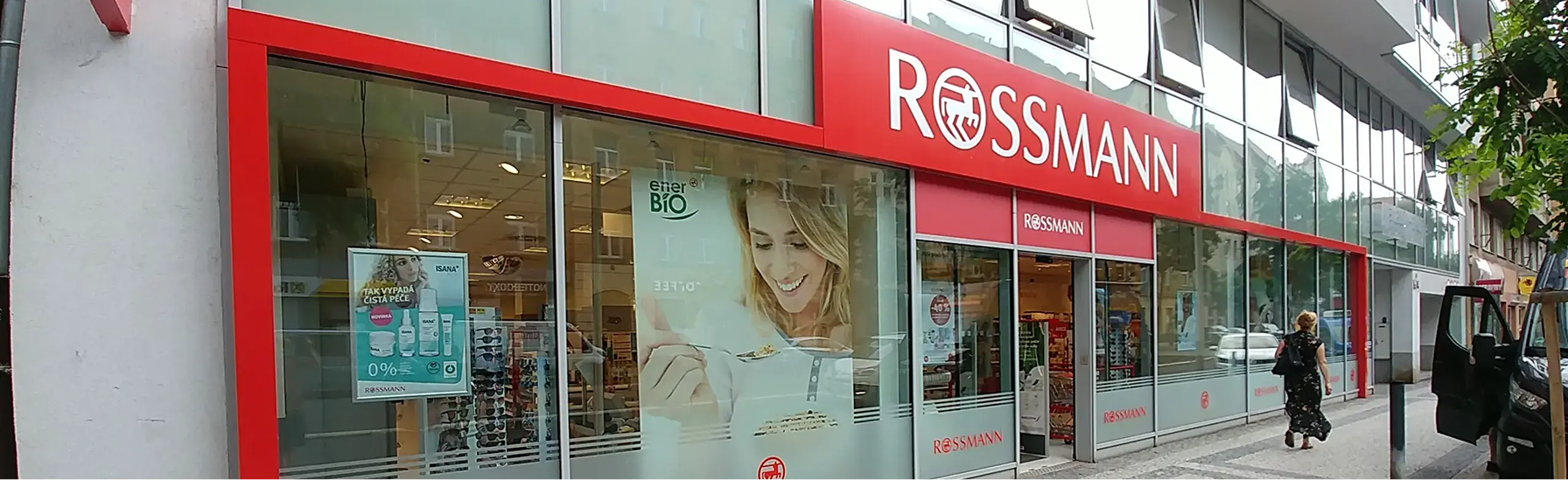 Vstupní portál prodejny Rossmann s červeným rámem