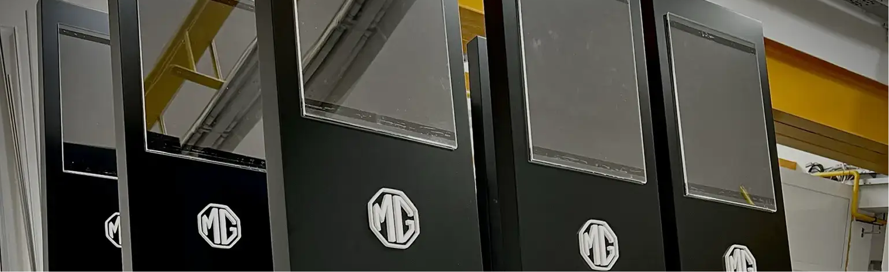 Reklamní stojany s logem MG v autosalonu