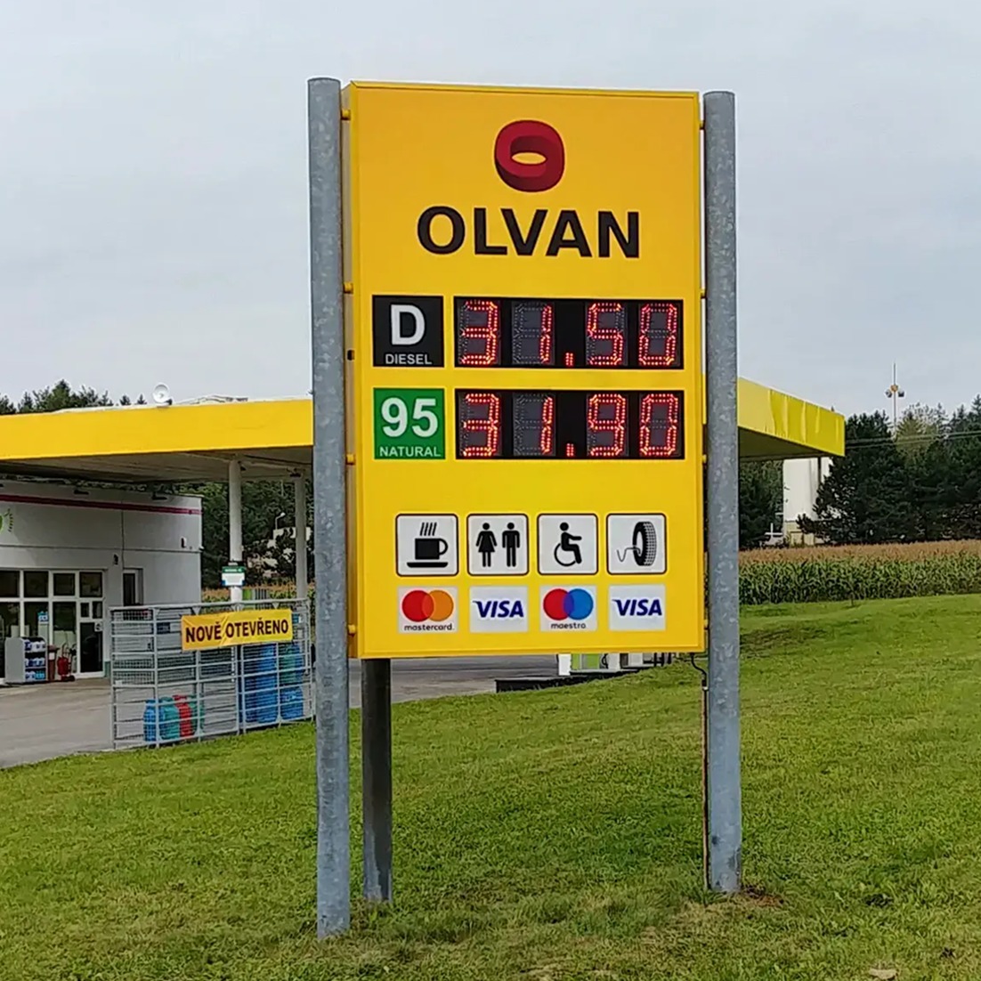 LED displej s cenami pohonných hmot na totemu čerpací stanice OLVAN