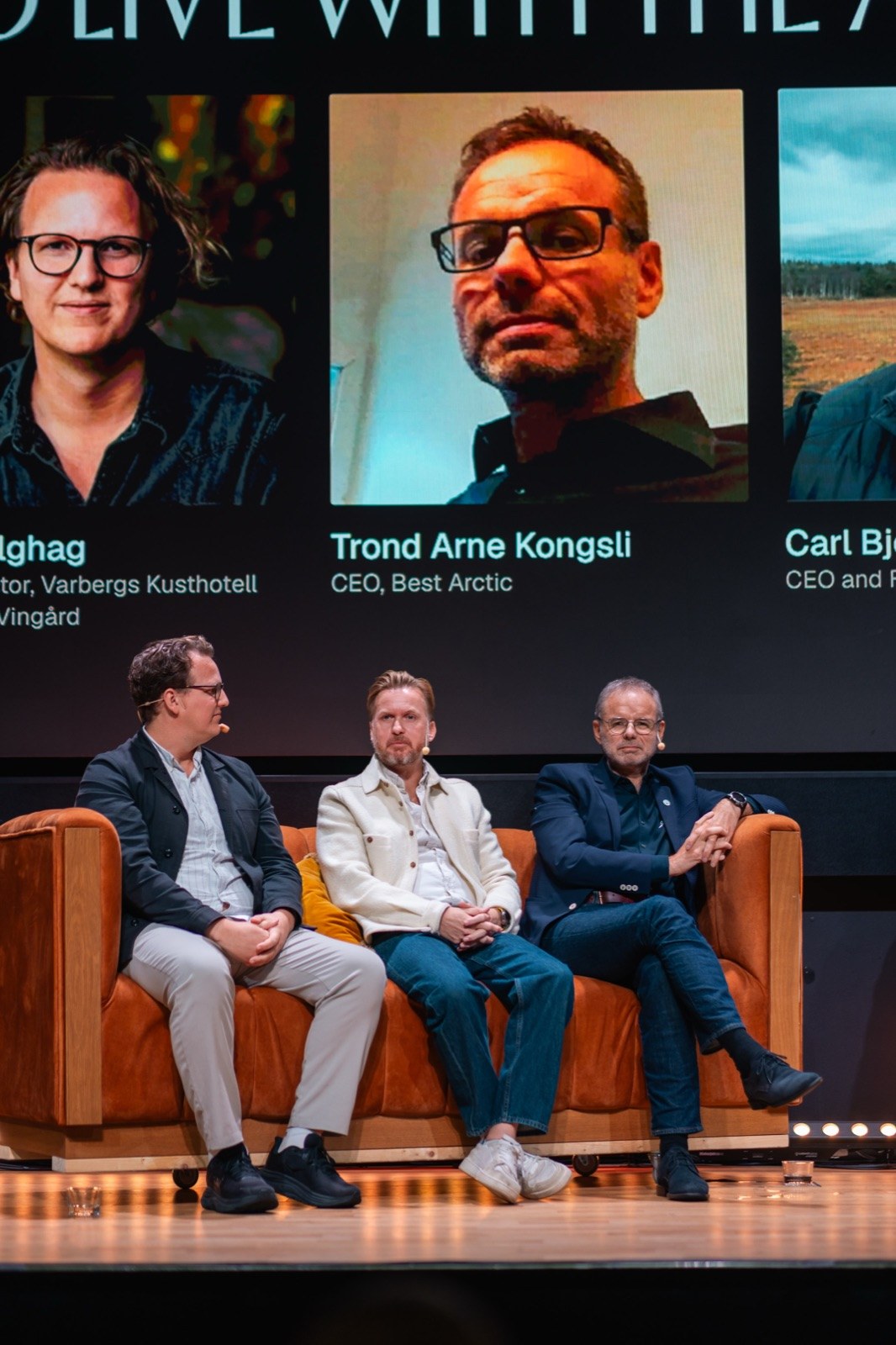 Panelsamtalet "Hospitality innovation and the way forward" på scenen under VISIT SUMMIT 2026.