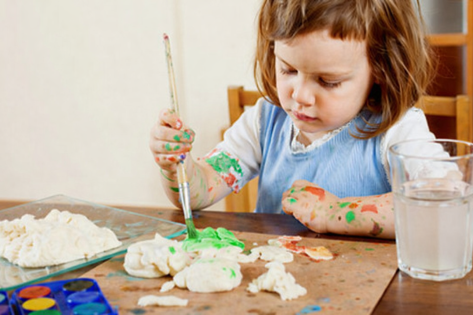 Une petite fille fais de la pâte à sel