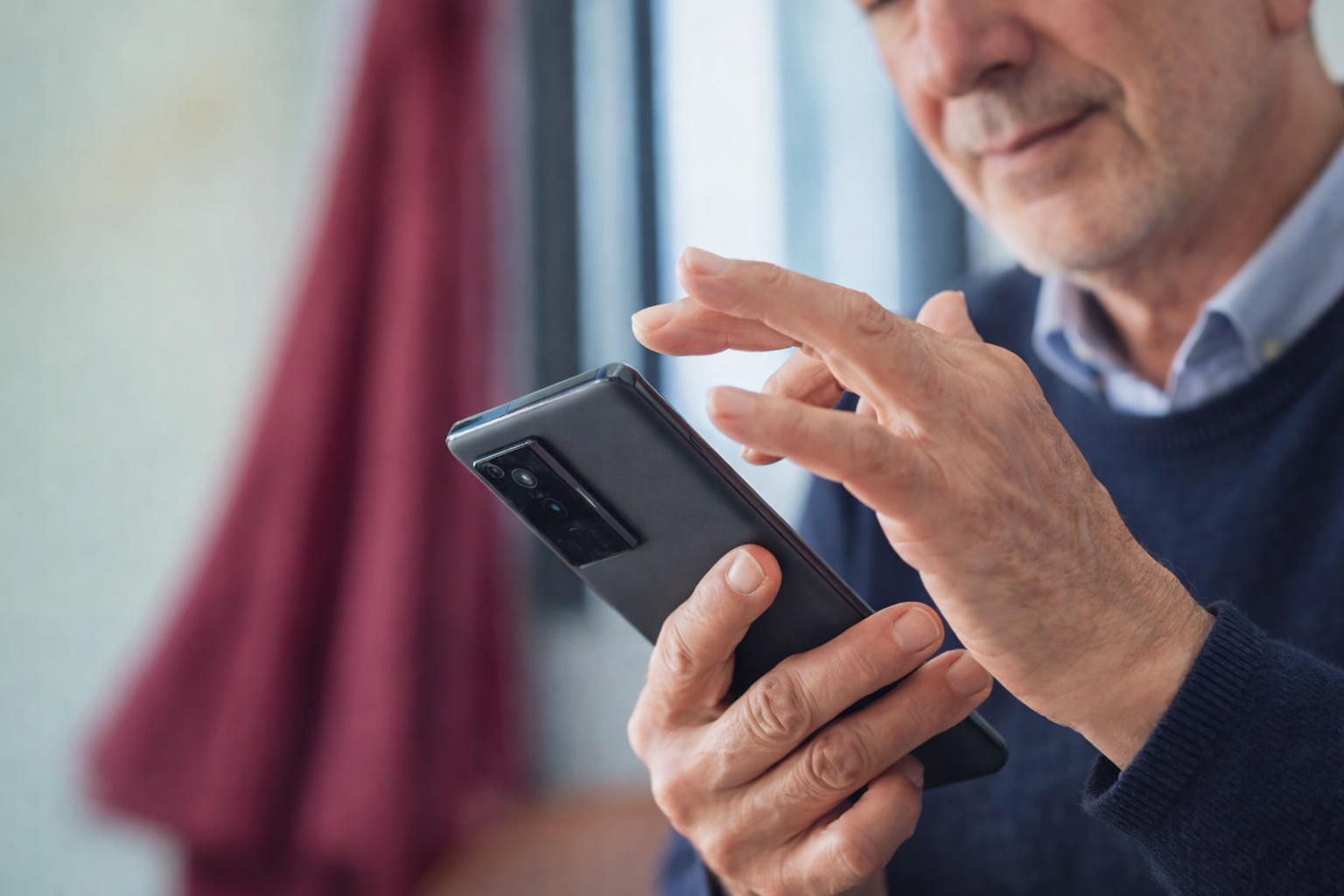 SENIOR CONSULTE SON SMARTPHONE
