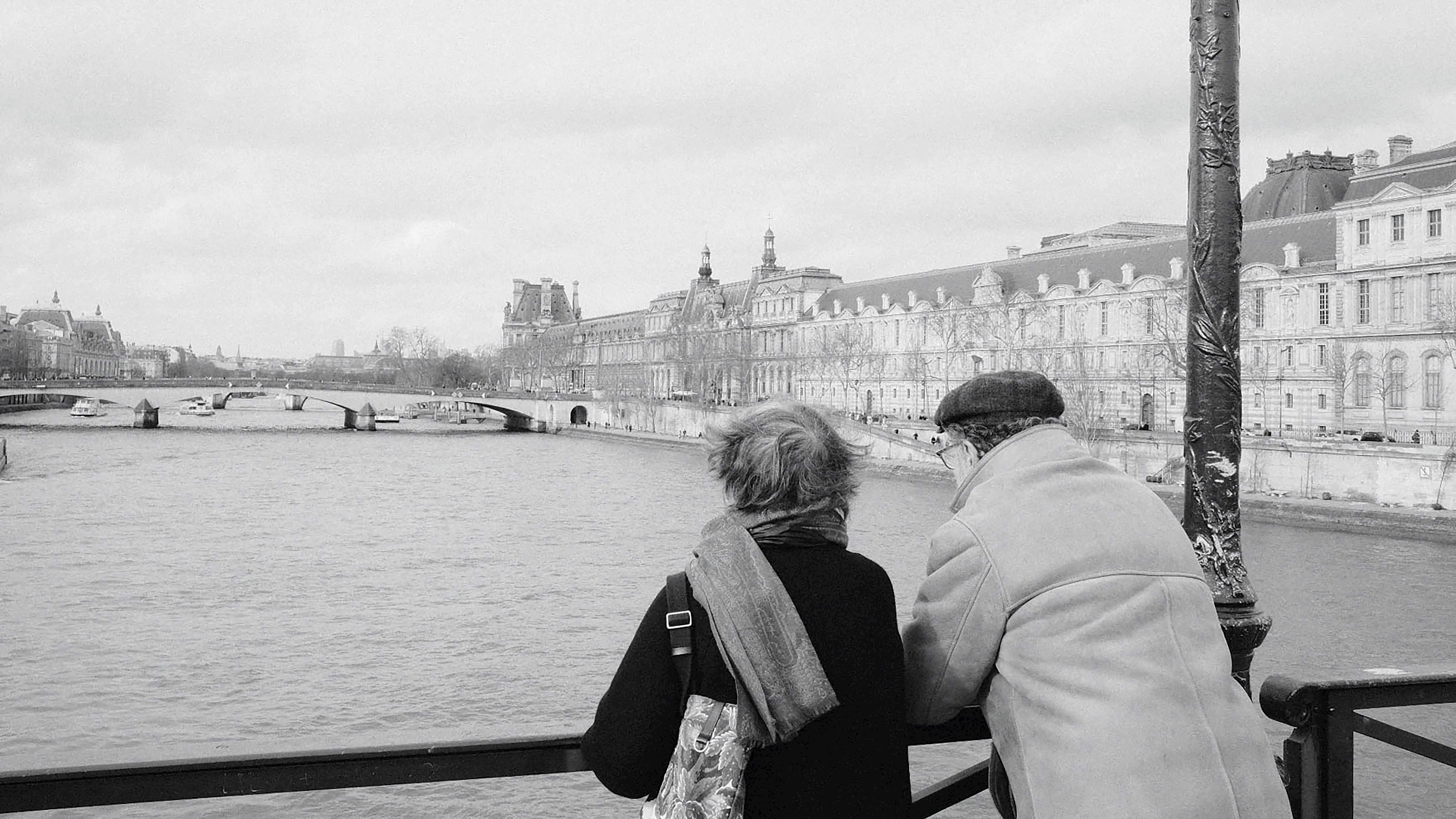 Couple de seniors qui regardent la Seine