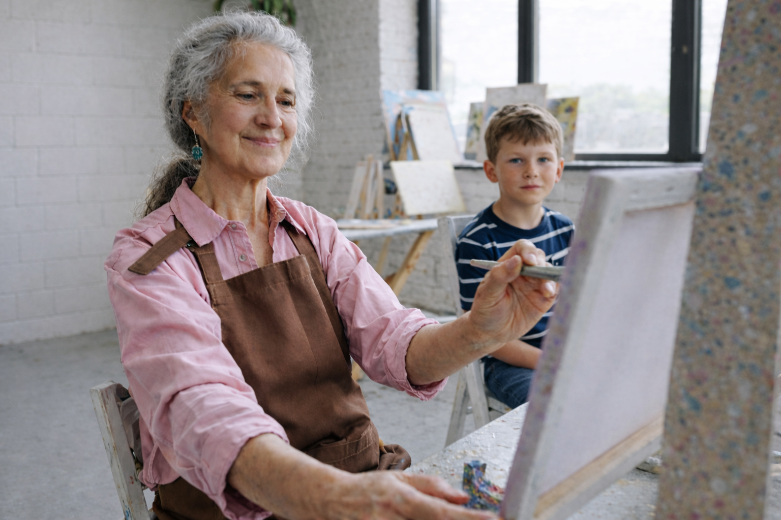 Femme âgée en train de peindre un tableau