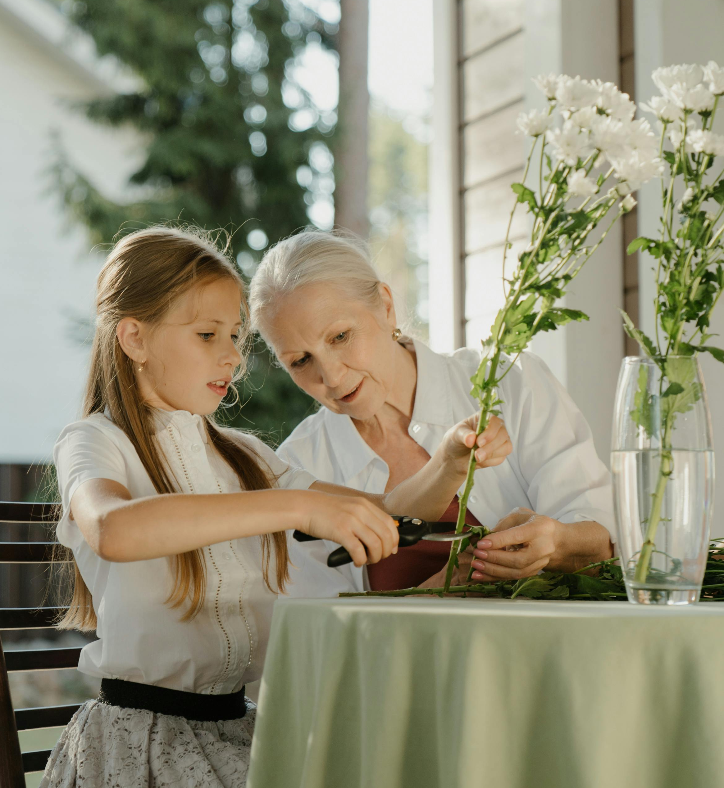 Une grand-mère et sa petite fille font un bouquet de fleurs
