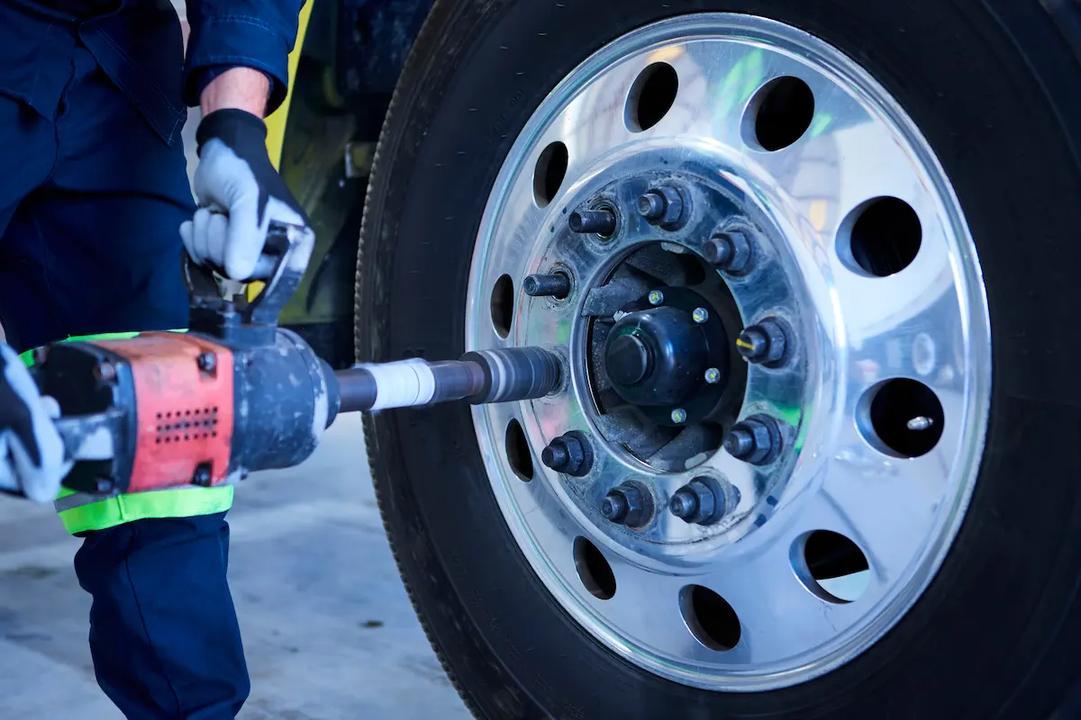Advanced Tire Management: Using TPMS and Retreading to Reduce Fleet Downtime