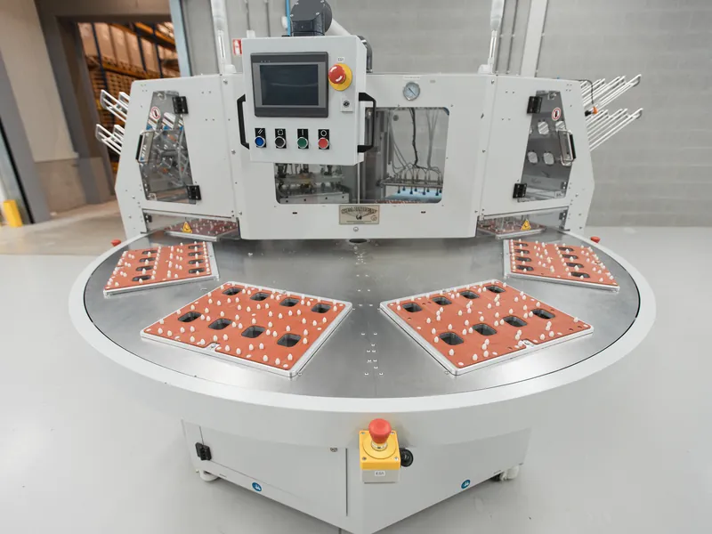 Rotary blister sealing machine with red sealing tools in the Ecobliss machine hall