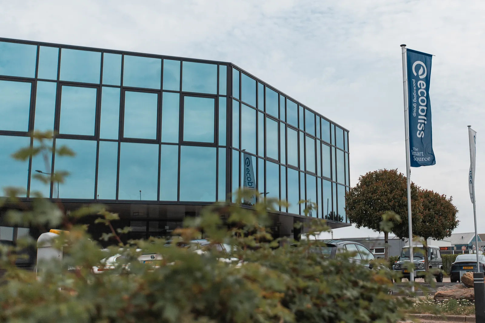 Glass front of the Ecobliss office in Echt with Ecobliss Packaging Group flags