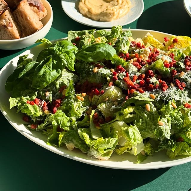 Cæsarsalat med kylling, bacon og krutonger