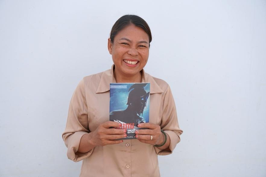 A person holding a dvdAI-generated content may be incorrect.