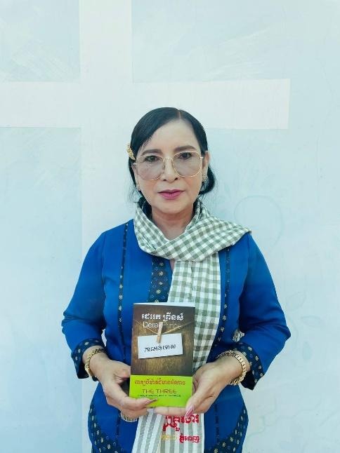 A person holding a bookAI-generated content may be incorrect.