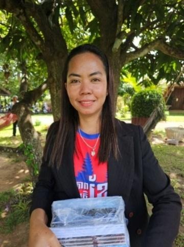 A person holding a plastic bagAI-generated content may be incorrect.