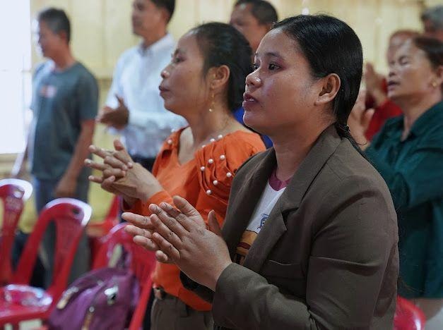 A group of people clappingAI-generated content may be incorrect.