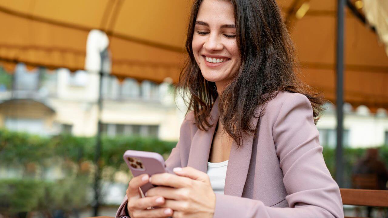 cliente busca atendimento da uCondo via WhatsApp