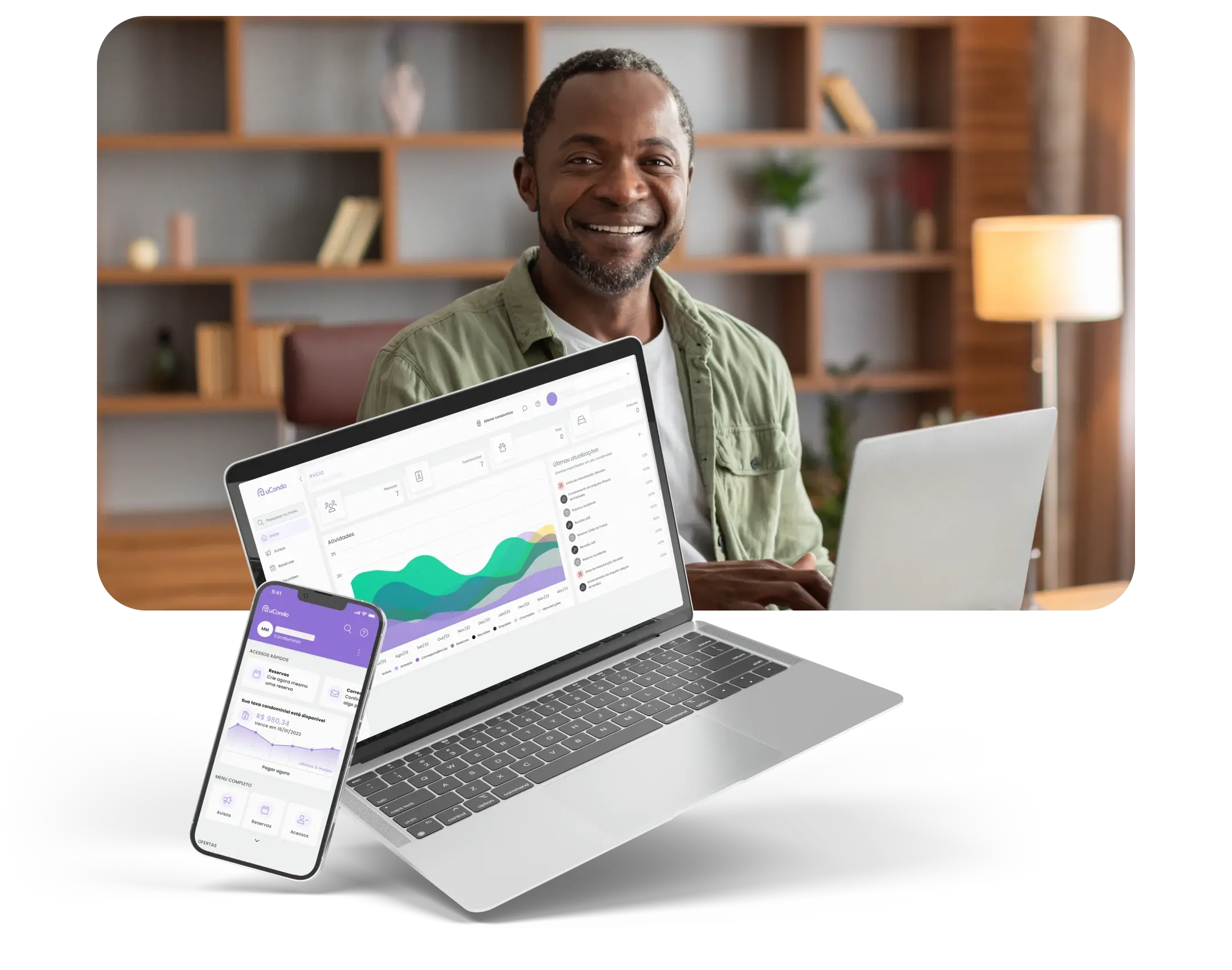 Homem utilizando notebook atrás de um notebook e um celular ocm o sistema ucondo