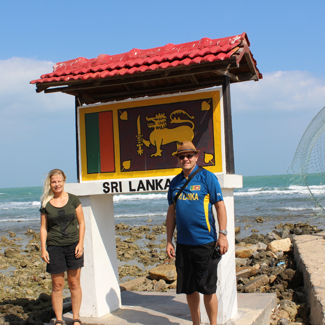 Surfare som står och kollar ut mot havet och vågorna