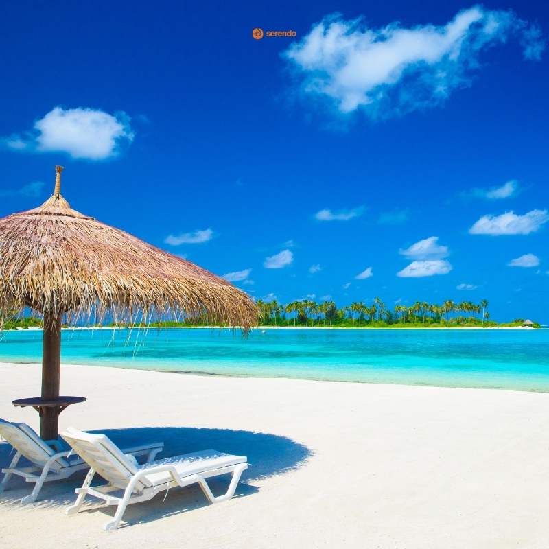 Två dansare som utför en kulturell dans i färgglada dräkter