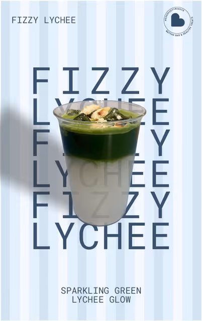 Glas mit schaumigem zweischichtigem Getränk in grün und weiß, garniert mit Nüssen und Blättern, mit Text Fizzy Lychee und Sparkling Green Lychee Glow auf blau-weiß gestreiftem Hintergrund.