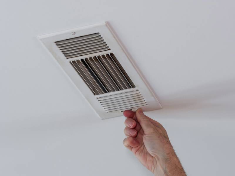 Hand adjusting ceiling vent