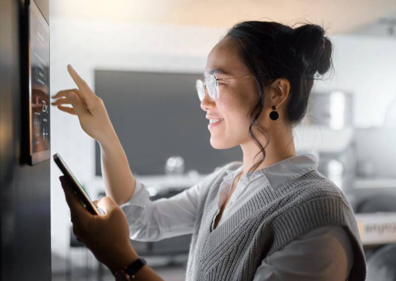 Woman adjusting smart AC系统