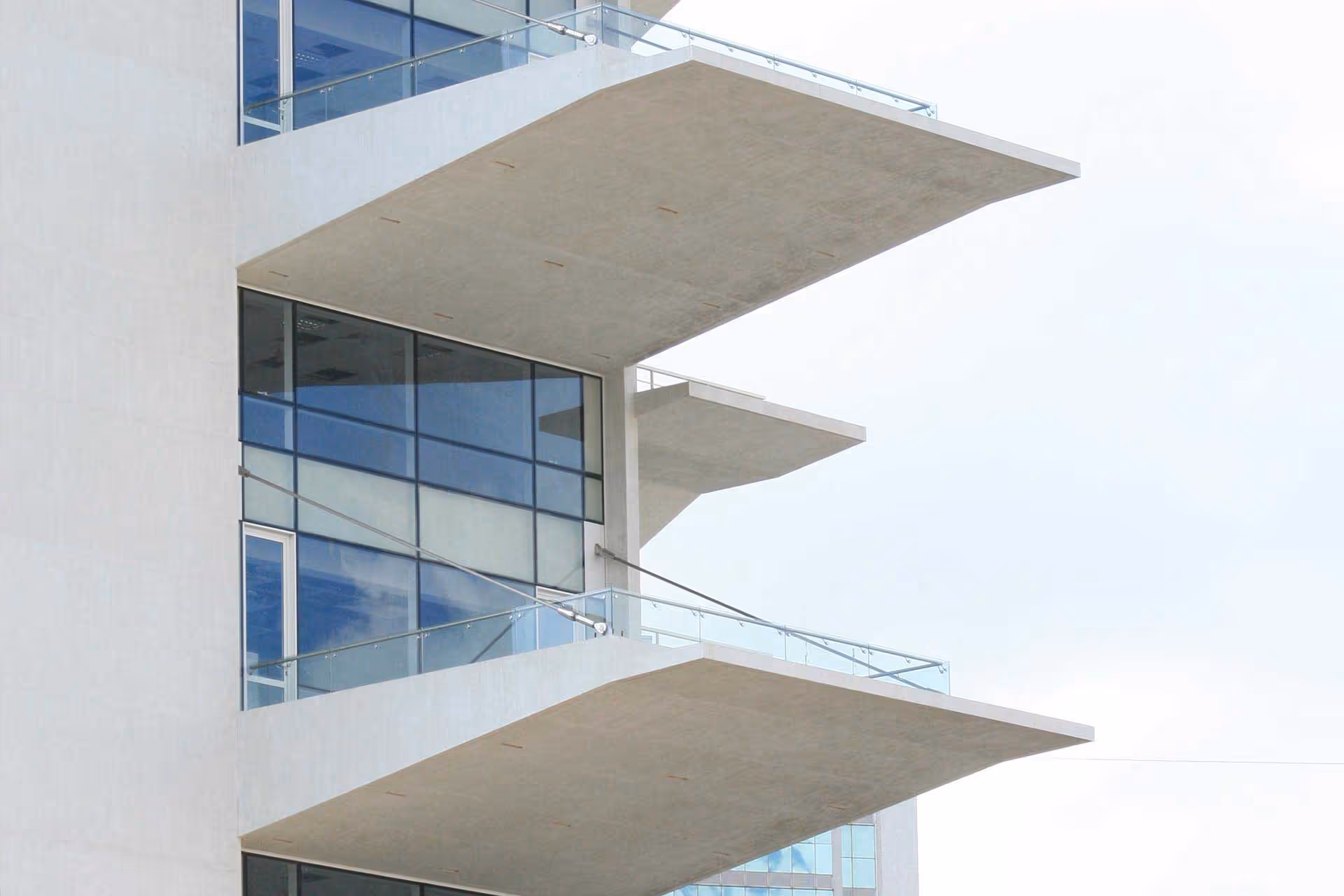 Floating balcony