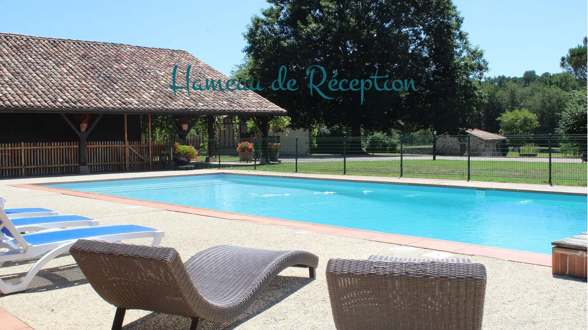 Piscine et chaise transat Airial des Monges Gîte de groupe en Gironde