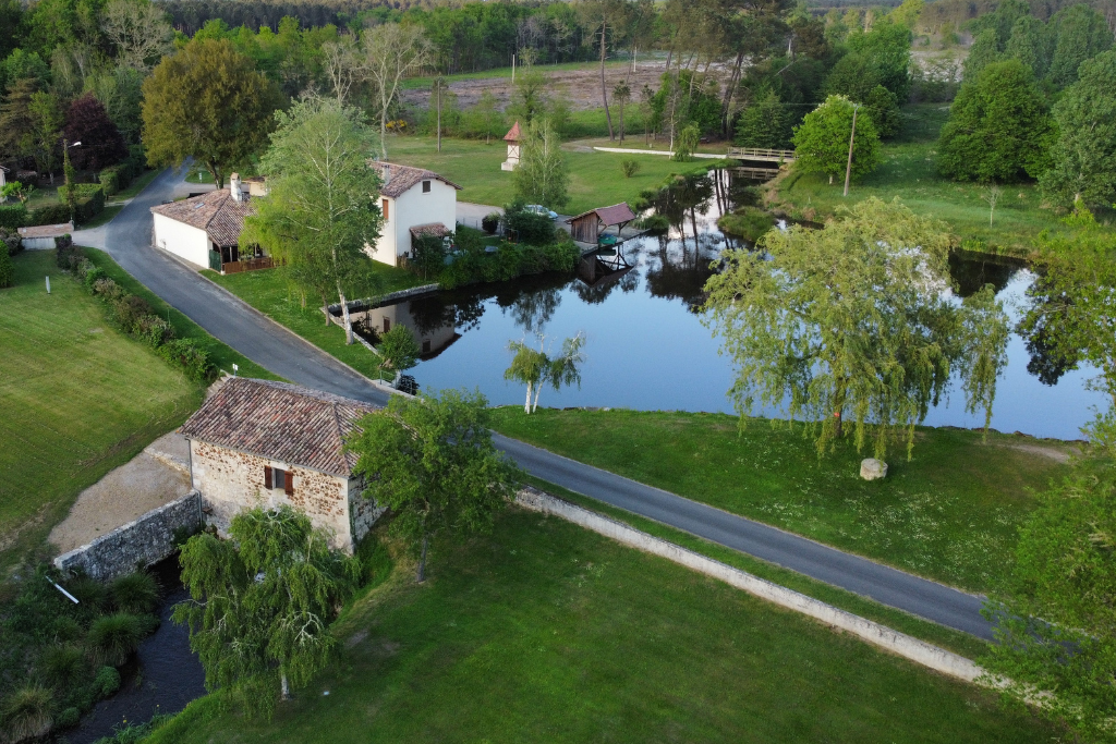 Piscine et chaise transat Airial des Monges Gîte de groupe en Gironde