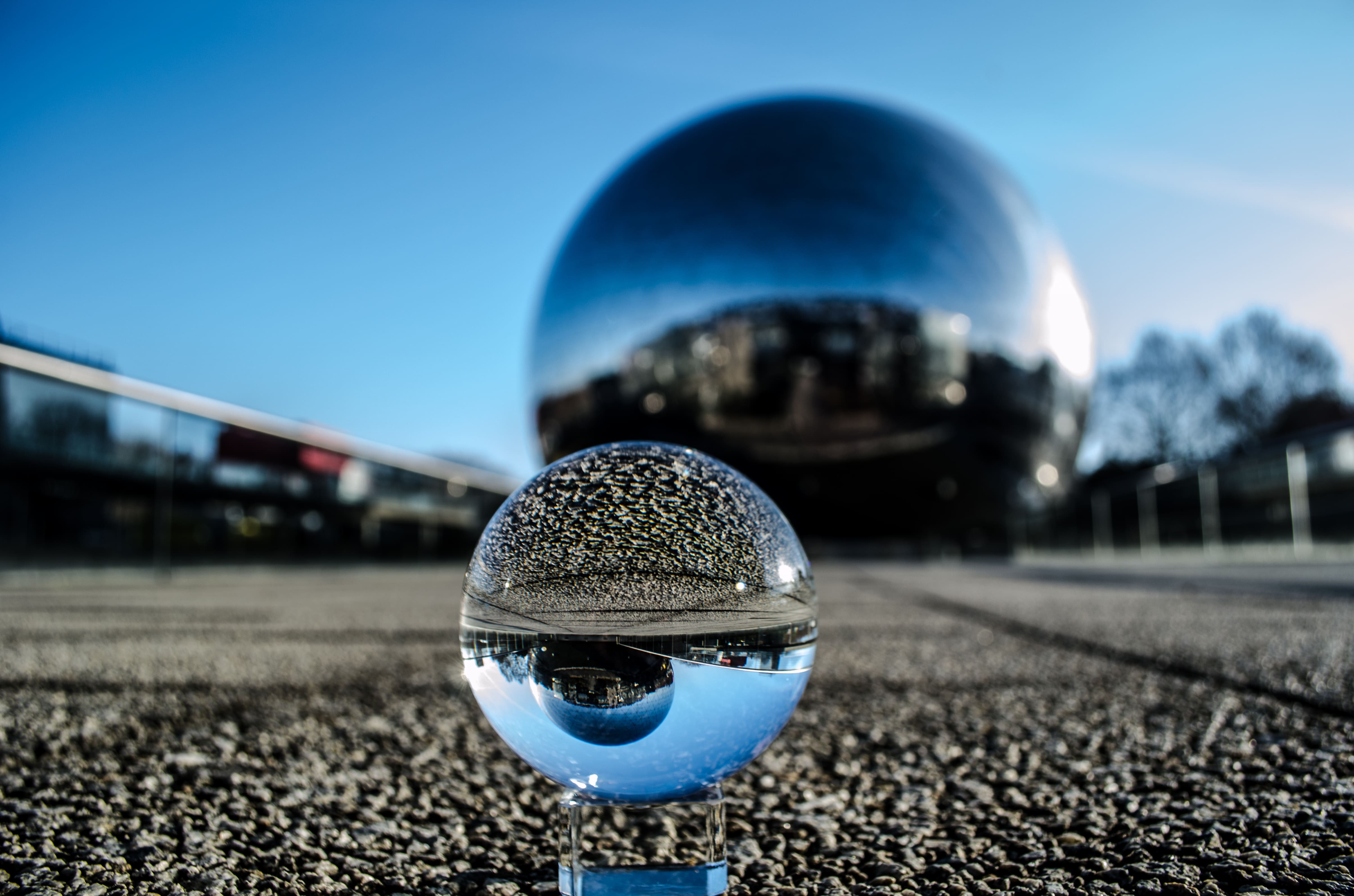 A crystal ball reflecting a wide perspective, symbolizing cognitive diversity and analytical thinking used by LATAM talent to solve complex corporate problems.