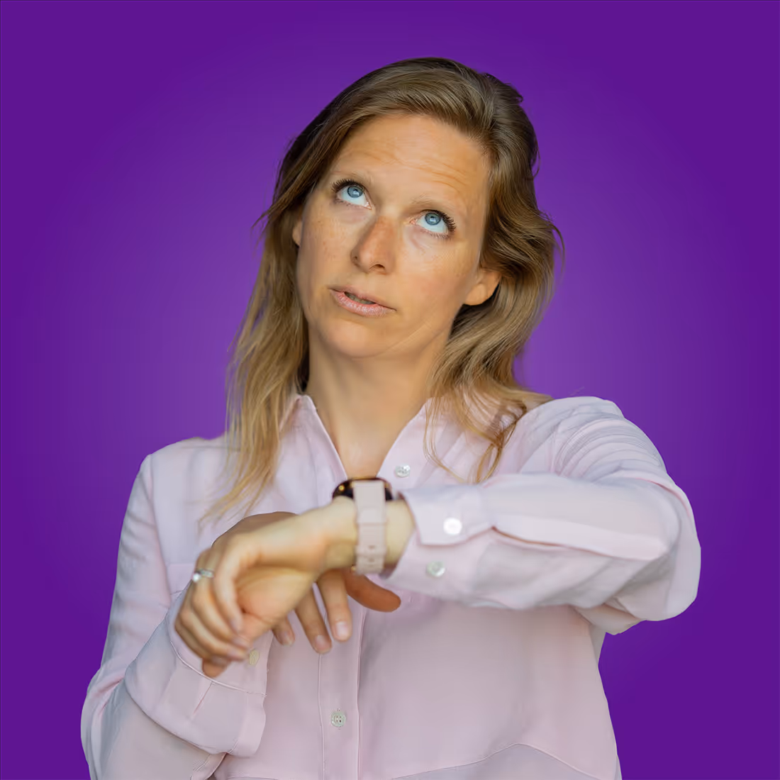 Foto van Michelle Wiesman die op haar horloge wijst.
