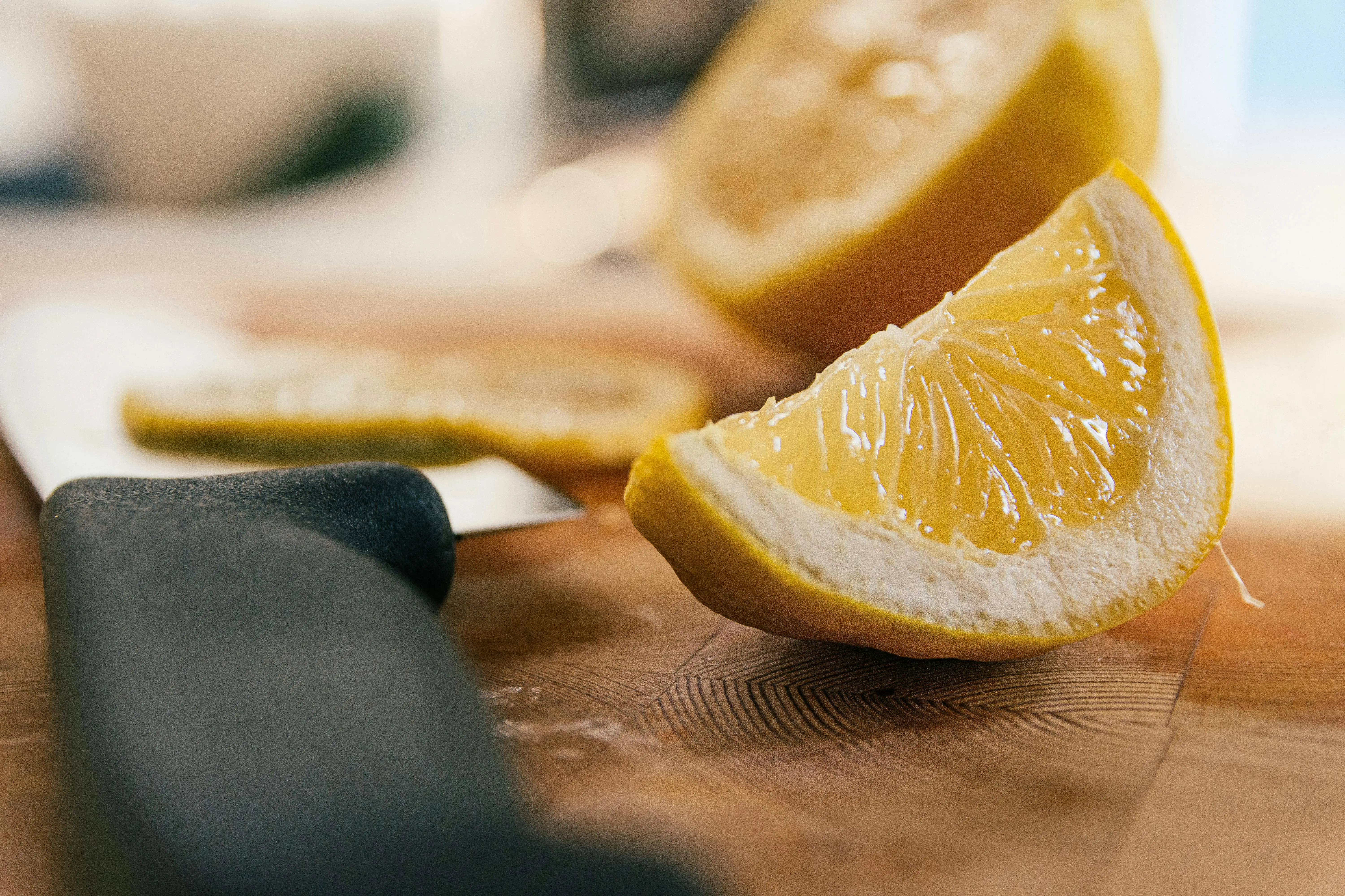  Fresh lemon slices on a wooden counter used as a natural alternative to chemical cleaning products in Canadian homes.