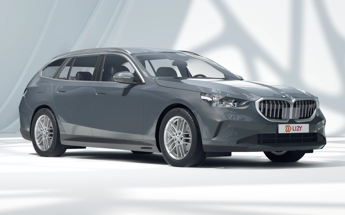 BMW i5 Touring driekwart vooraanzicht