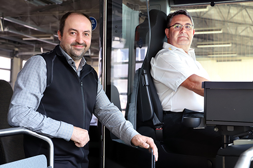 Zwei Männer im Fahrerhaus eines Buses