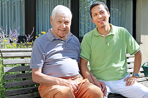 Älterer Mann mit Pfleger