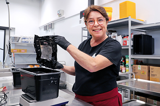 Frau in der Küche beim Arbeiten