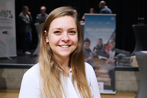 Frau bei einer Jobmesse