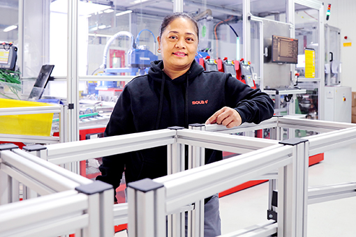 Frau in einer Werkshalle