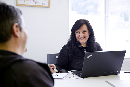 Frau im Gespräch mit einem älteren Arbeitsuchenden