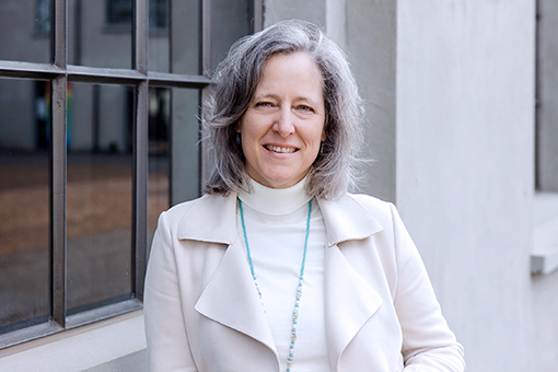 Dame vor einer Halle