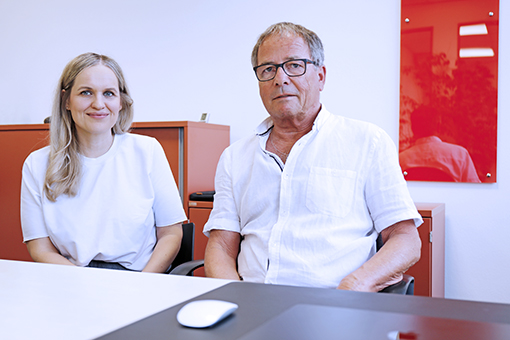 Mann und Frau in Büro