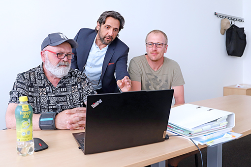Lehrperson mit erwachsenen Schülern