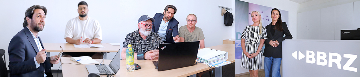 Lehrperson mit erwachsenen Schülern