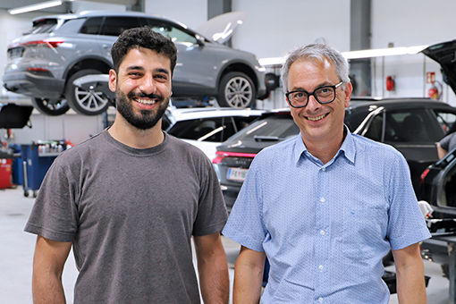 Zwei Männer in einer Autowerkstatt
