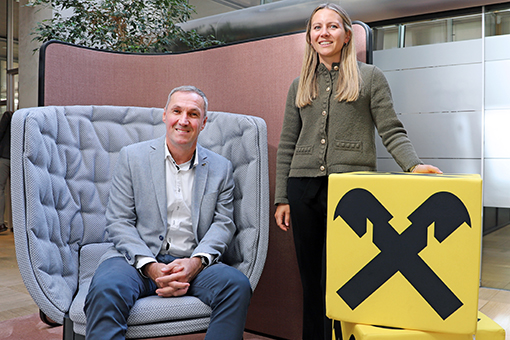 Mann und Frau in der Lobby der Vorarlberger Raiffeisenbank