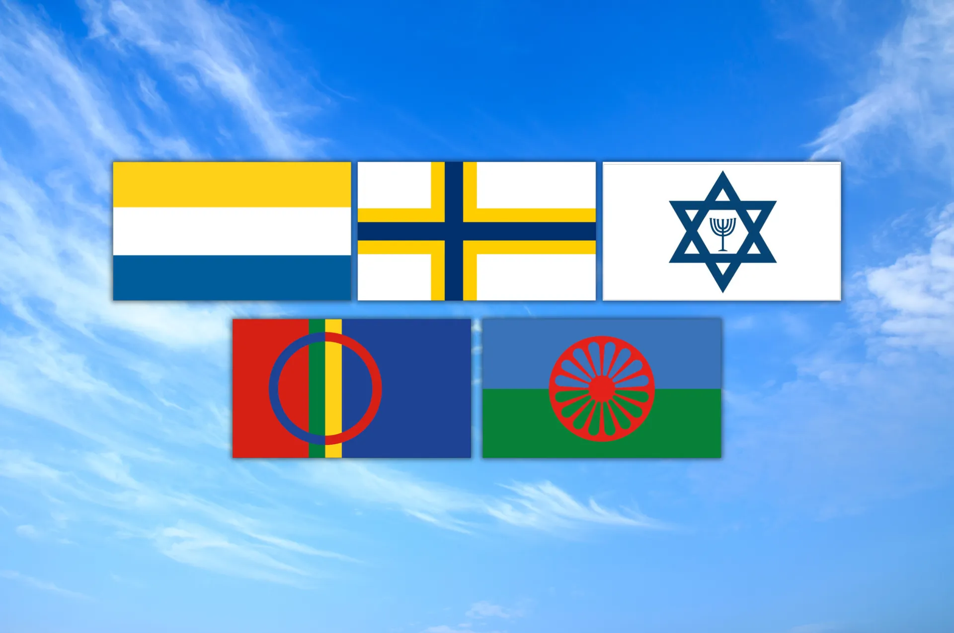 Fem flaggor mot en blå himmel med tunna moln: sverigefinnarnas flagga, tornedalingarnas flagga, judisk flagga med davidsstjärna och menora, samernas flagga och romernas flagga